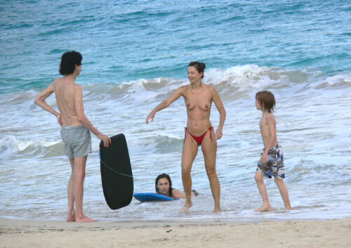 <b>LYKKELIGERE TIDER:</b> Paulina på stranden med ektemannen Ric og parets to sønner. 