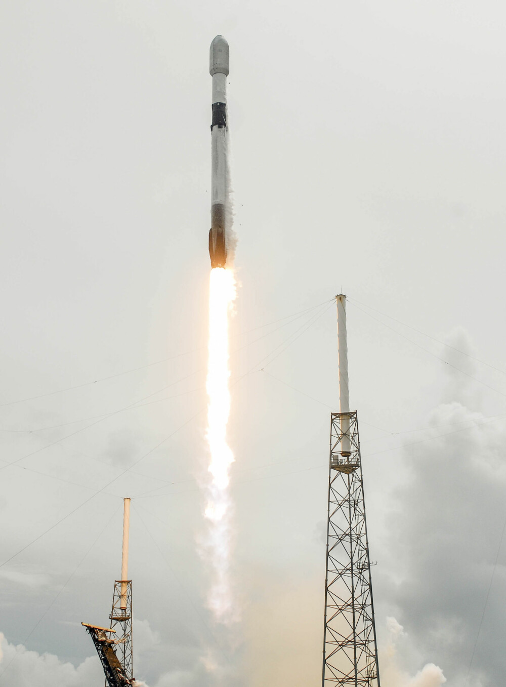 <b>RAKETTEN:</b> Det er en Falcon 9 fra SpaceX som skal få de japanske landingsfartøyene <br/>opp i verdensrommet.