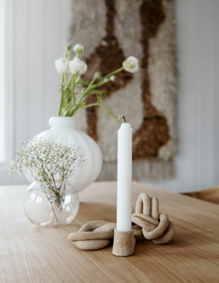 To vaser og en lysestake av Emmeli Hultqvist pynter opp på spisebordet. Den hvite vasen er av Louise Roe, den klare er fra Serax.