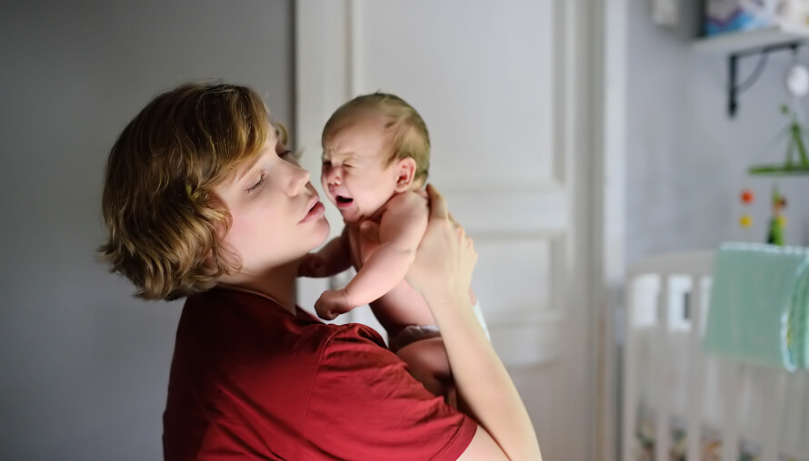 SOVER BABYEN UROLIG?: – Fysiske plager kan være en av årsakene til urolig søvn, men husk: Det er normalt at en baby våkner flere ganger om natten, sier ekspert.