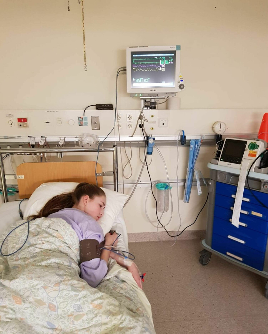 TØFF SYKDOMSPERIODE: Her er Aurora Mathea under et av de mange sykehusoppholdene.