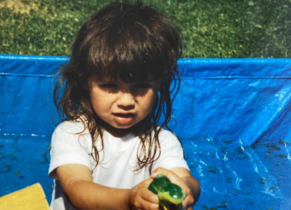 <b>EGET BASSENG: </b>Lille Jorun trivdes i det lille badebassenget sitt- der var hun på trygg grunn. Å få gress oppi vannet, derimot, synes hun var veldig frustrerende.