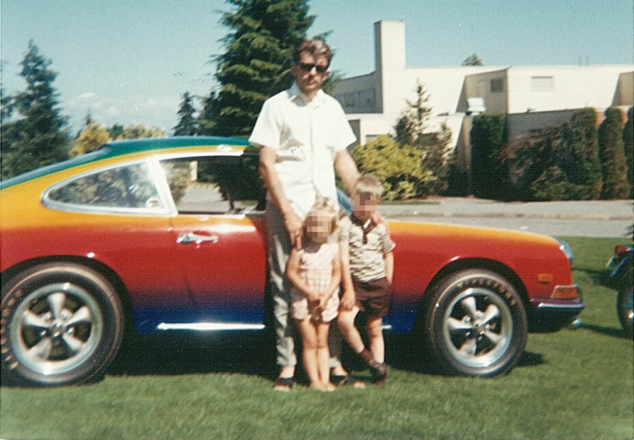 BILTYVEN: Her er Leslie i 1969 med barna Troy og Tracy mens han ennå var biltyv. Porschen de tre poserte foran er senere blitt berømt fordi Leslie solgte den til rockestjerna Janis Joplin.