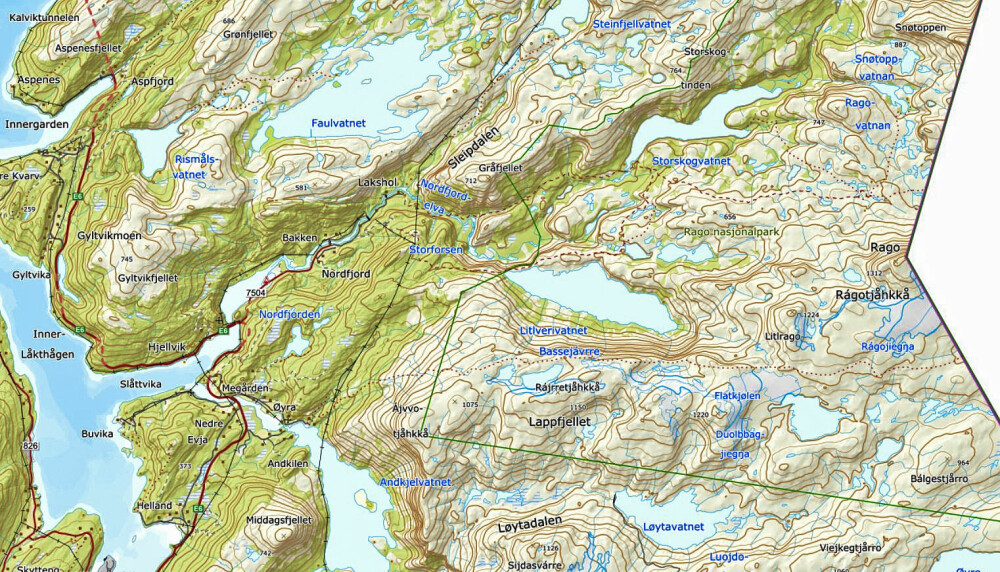 <b><P CLASS=MSONORMAL>ATKOMST:</b> Rago ligger i Sørfold kommune. Fra Fauske følges E6 nordover til en har passert Sørfold sentrum og Elkem. Like nord for den andre tunnelen er det skiltet avkjøring til Lakshola. Herfra går det sti inn i nasjonalparken. Nærmeste flyplass er Bodø, nærmeste jernbanestasjon er Fauske. 