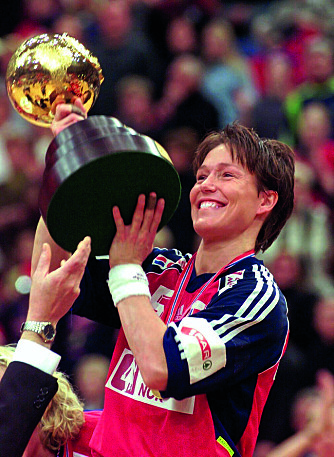 <b>NORGES GULLJENTE: </b>Som Norges lagkaptein, kan Susann hever pokalen under VM i 1999. Sammen med resten av jentene på gullaget ble hun hele nasjonens kjæledegge.