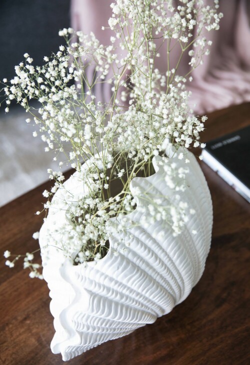 Cathrines skjellformede vase fra ByOn passer perfekt til den delikate buketten med brudeslør.
