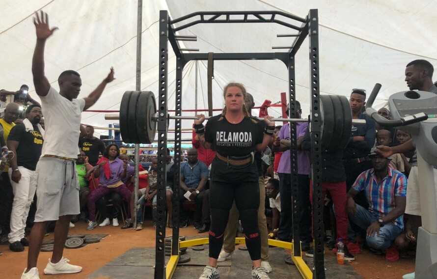 BANKET MANNFOLKA: Gina slo alle de zambiske mennene i styrkeløft.