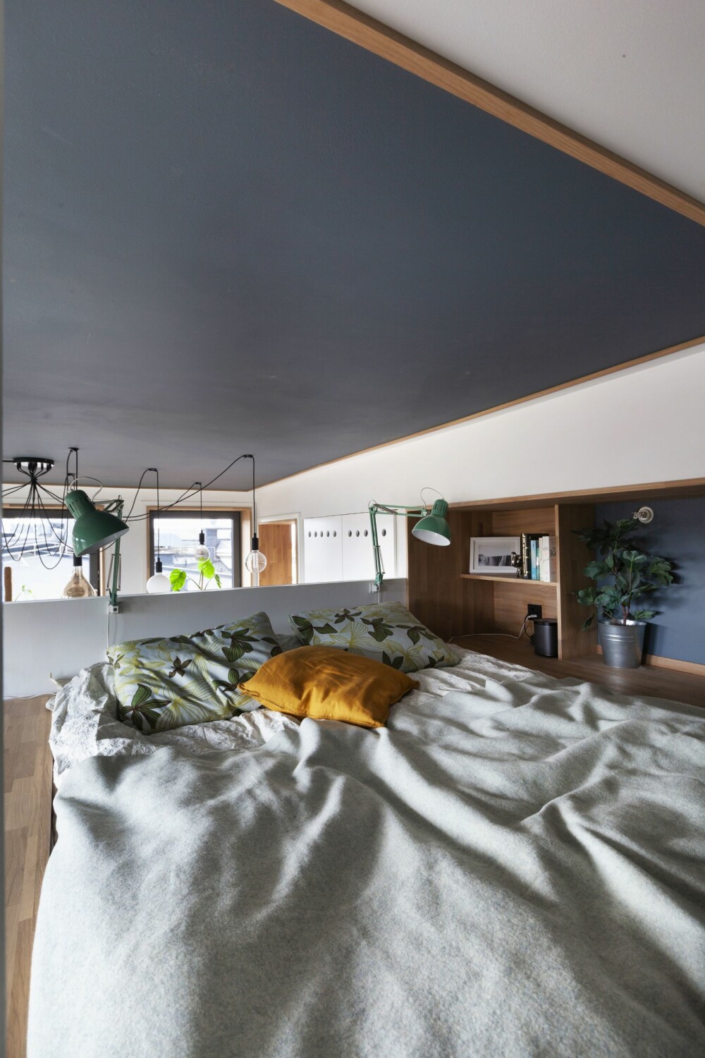 Hemsen består av en hjemmesnekret, tynn sengebunn som er hengt opp mellom to bjelker som spenner over rommet på tvers. Dette er for å spare romhøyde både på kjøkkenet og hemsen.