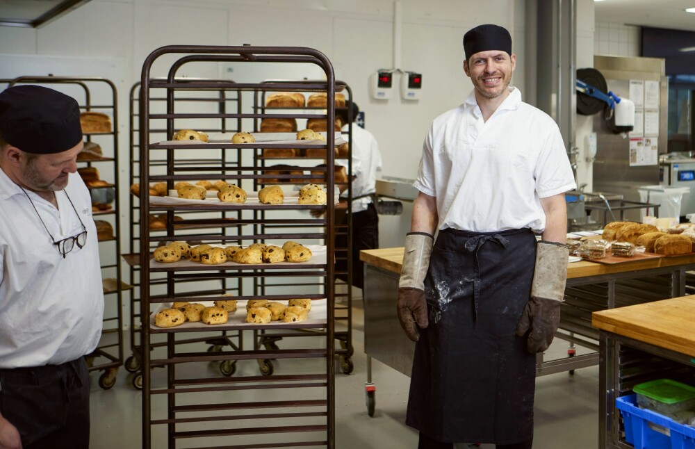 <b>FOR­NØYD BA­KER­MES­TER:</b> Fag­lig le­der og ba­ker Laurent Tou­ya er en in­spi­ra­sjon for Pål. 