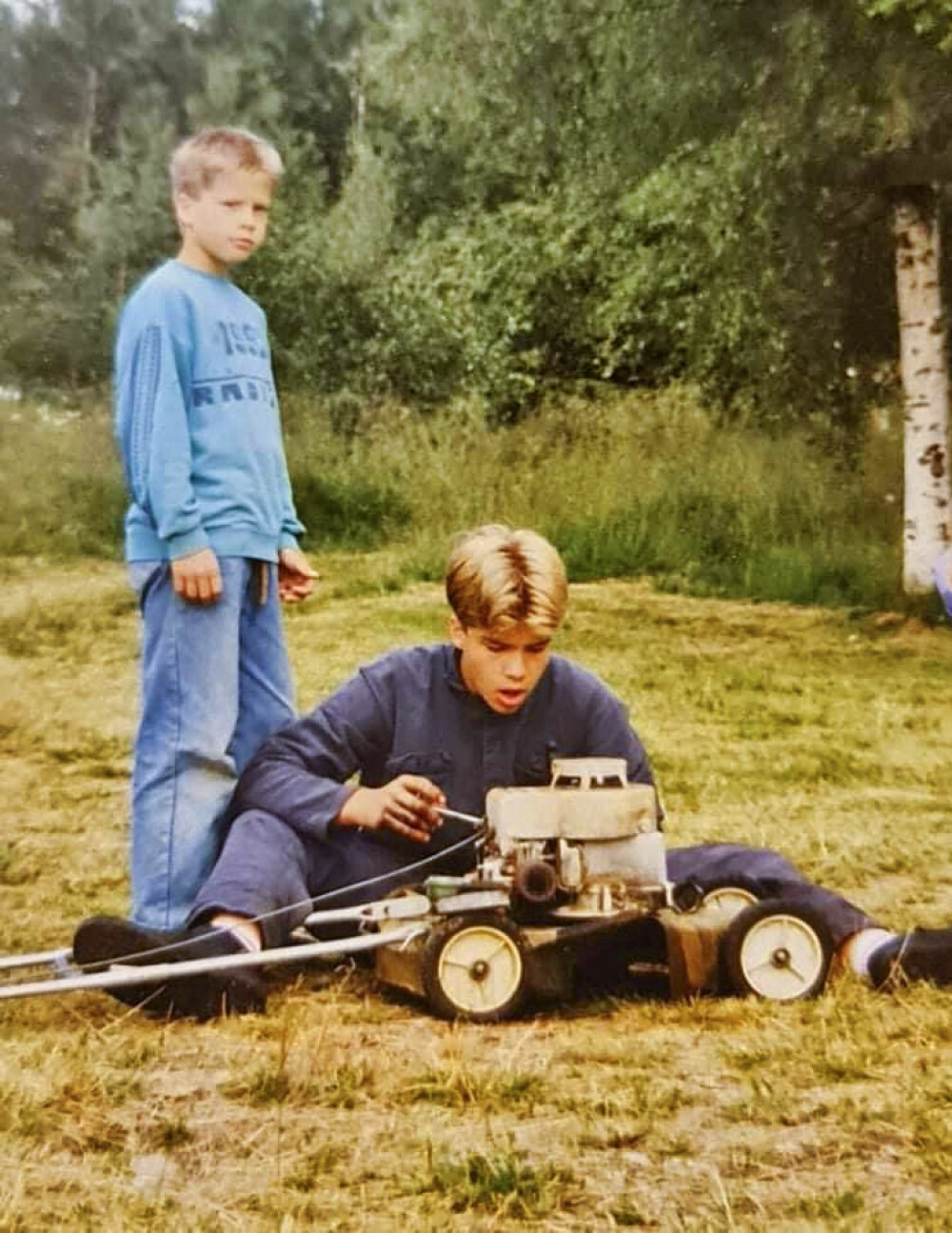 <b>SØSKEN:</b> Her er Kjell 11 år og reparerer bestefars gressklipper. Lillebror Kjetil følger nøye med. Det var Kjetil som ringte den natten han var urolig for storebror. 