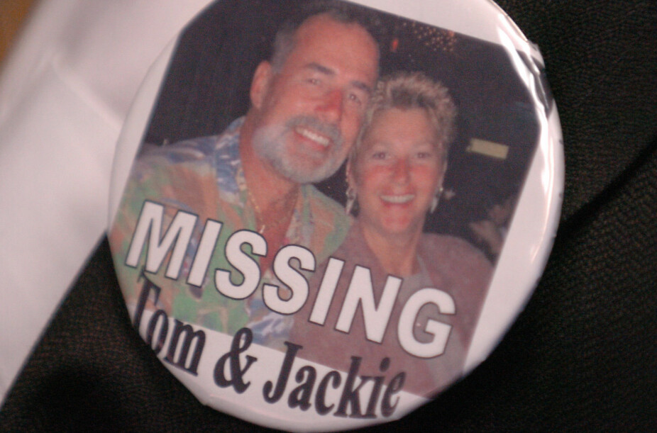 SAVNET: En venn av familien viser frem en button med savnet-etterlysningen av ekteparet da søket etter paret pågikk for fullt i mars 2005.