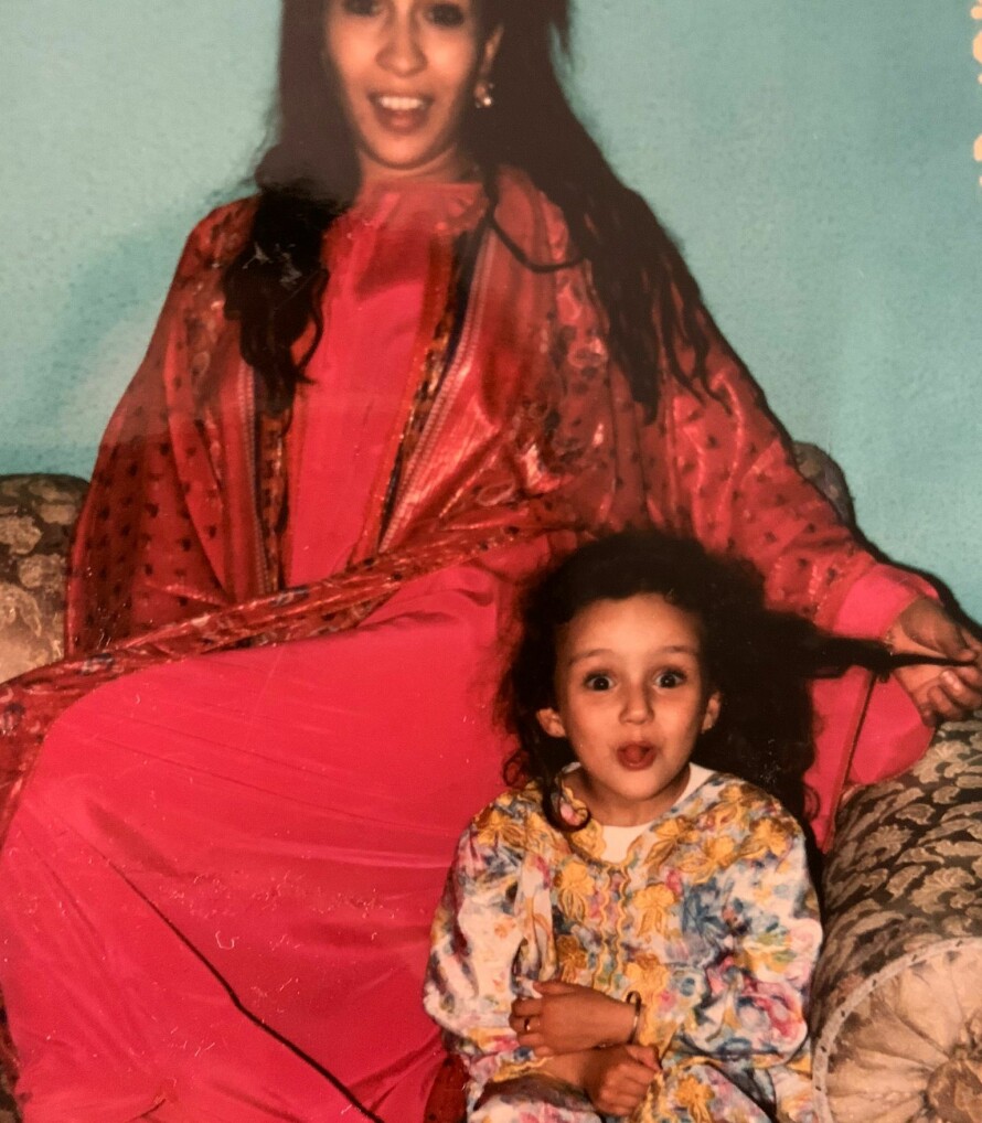 KVINNELIGE FORBILDER: Her er Royane med mammaen sin. Hun har gjennom hele oppveksten savnet stabilitet og trygghet. Store deler av oppveksten bodde hun hos bestemoren sin og moren sin. De inspirerte hun til å se opp til sterke kvinnelige rollemodeller.