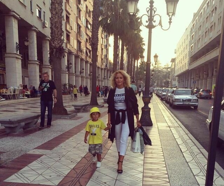 ALENEMAMMA: Royane fikk sitt første barn som 18-åring. Å være alene mamma var tøft for den unge voksne jenta som hadde mye bagasje fra fortiden. Hun lærte å elske seg selv, og finne styrke i sin motgang.