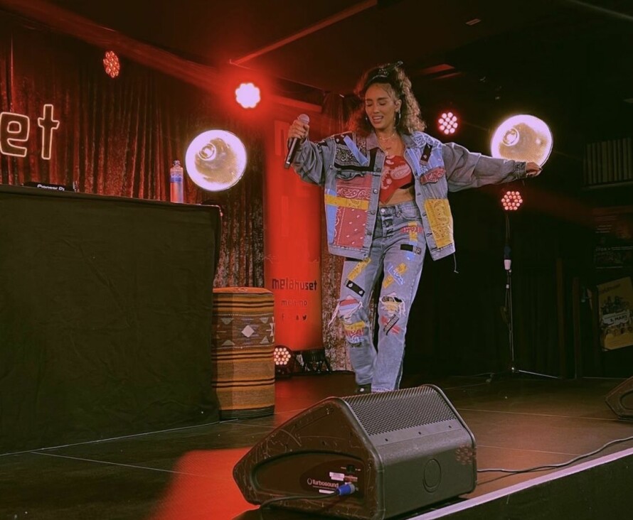 MUSIKALSK: Royane hadde hele livet drømt om å bli en artist. En dag bestemte hun seg for å satse for fullt på musikkarrieren sin til tross for at mange ikke hadde troa på henne.