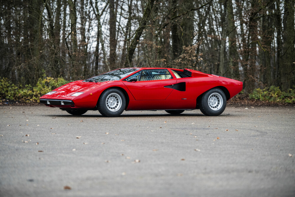 <b><span lang="NO" xml:<="" b="">SJELDEN: Én av kun 2000 produserte Lamborghini Countach. Her i utgaven LP400, produsert fra 1974 til 1978. </span> <span lang="no" xml:lang="no">Bare 107 centimeter høy. Vanvittig effekt for en bil fra midten av 70-tallet, med 375 hestekrefter fra en 3,9-liters V12.</span></b>