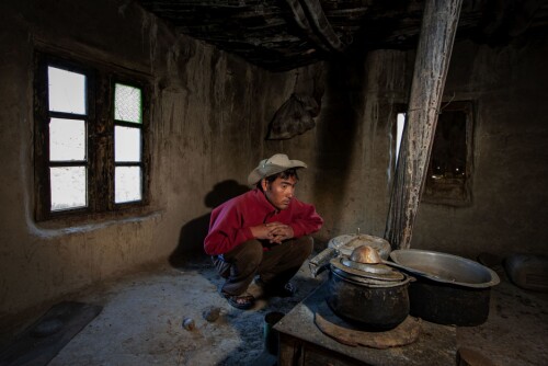 <b>15 FAMILIER ER FLYTTET:</b> Tashi, min kjentmann i Zanskar, sitter inne i et av de forlatte husene i landsbyen Satak. Han hevder klimaforandringer er årsaken til at Satak og lignende landsbyer, mange av dem flere hundre år gamle, nå legges øde.