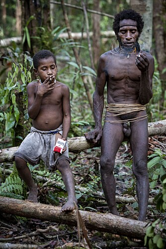 <b>OPP I RØYK:</b> Ati Hariatun og hans sønn har fått sigaretter av tømmerhandlere langt inne i jungelen på Papua. Begge er erfarne storrøyker.