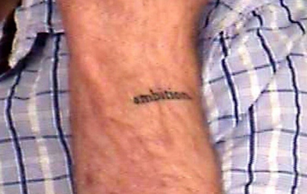 <b>SATSET HØYT:</b> «Ambition» tatoverte Dellen Millard på venstre under­arm. Tatover­ingen førte til at han ble gjen­kjent og arrestert.