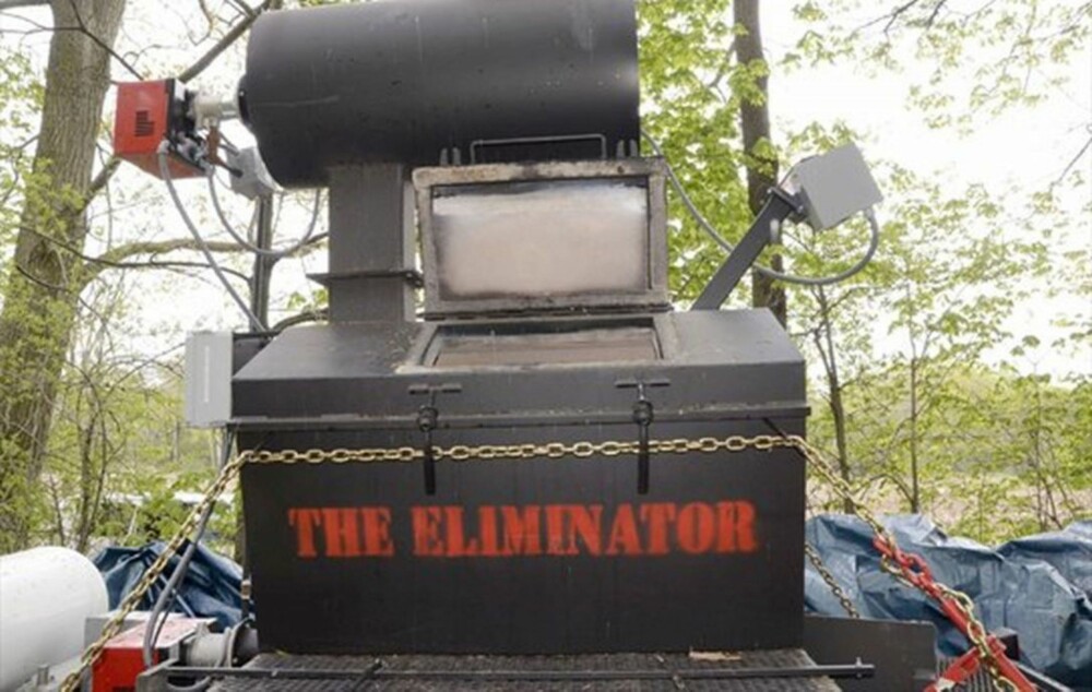 FORRENNINGSOVN: I denne ovnen, med den illevarslende påskriften «The Eliminator», fant politiet likrester.