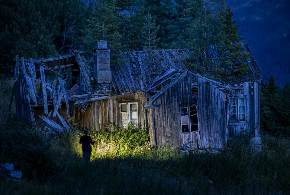 TROLLSTUA: Badet i blått kveldslys, er dette gamle hjemmet som klipt ut av et eventyr. Med trær på taket og en stor bokhylle full av bøker på innsiden, overrasker huset. Her er Ronny Arnesen på vei inn med lykt og en stor porsjon nysgjerrighet.