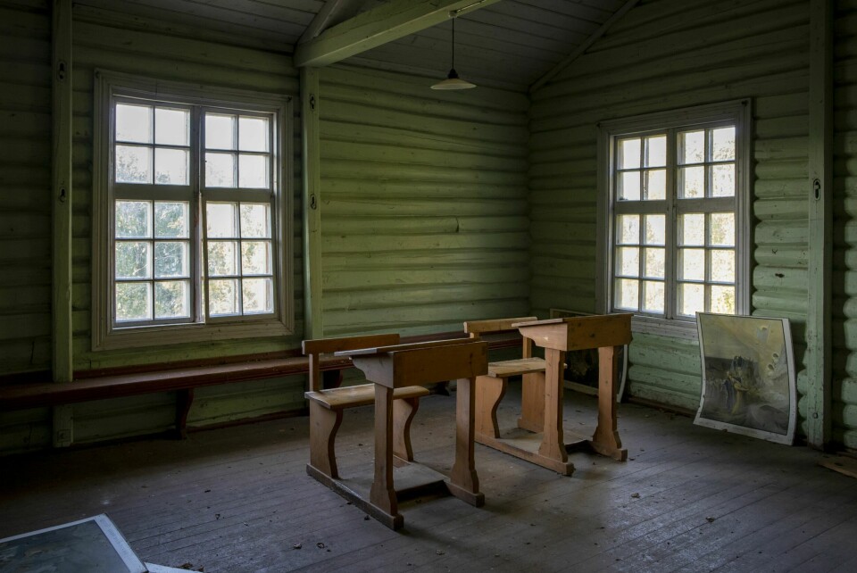 HISTORIETIME: Innsiden av den lille skolen er helt utrolig. Det virker som om alt er likt slik det var for mange tiår siden.