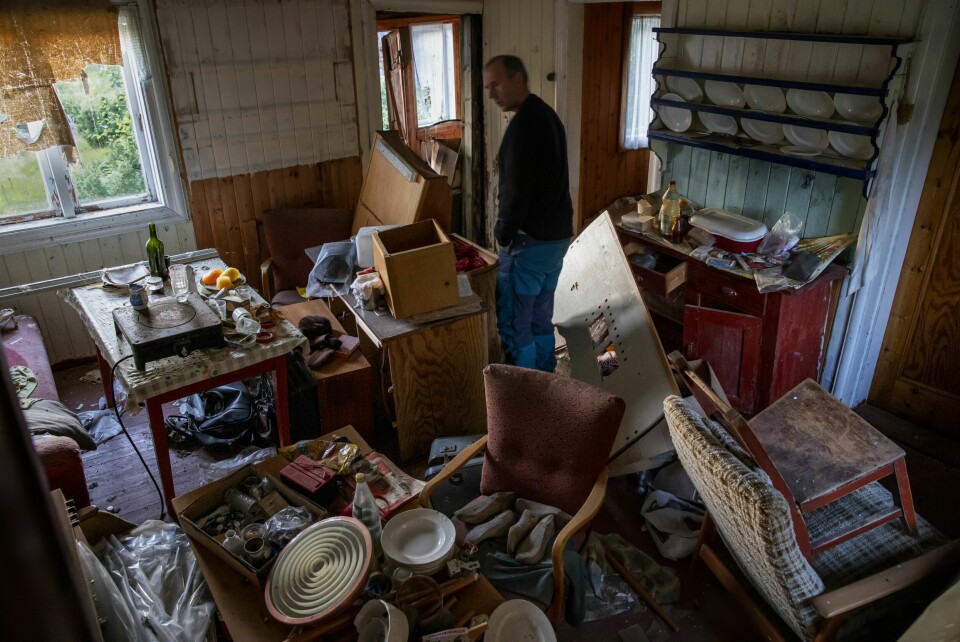 TIDSBILDE: Ronny utforsker et av husene i bygda. Her ligger fortsatt masse fra 60 -og 70-tallet, merket av tidens tann.