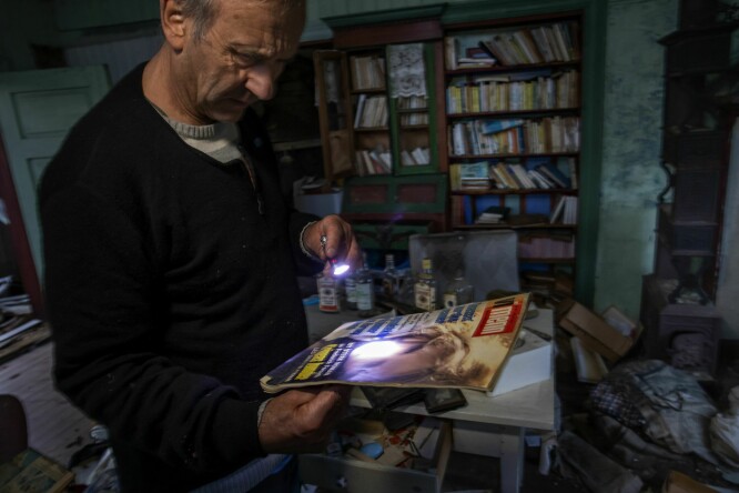 BLAD: Ronny Arnesen studerer fordums Vi Menn.