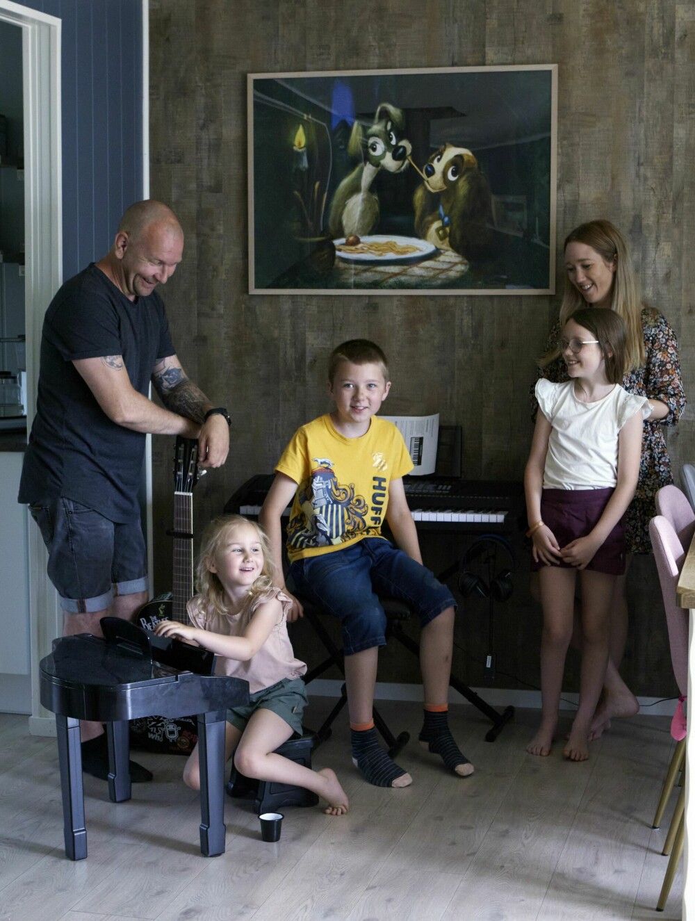 <b>FA­MI­LI­EN:</b> Pap­pa Jay (t.v.), Mollie (5), Theo­dor (12), Ma­thea (10) og mam­ma Nina for­an pia­no­et i stu­en.