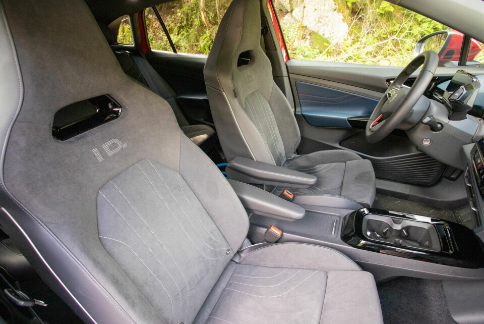 EKSTRA: Etter en periode med velutstyrte pakkeløsninger, er det nå pakker med ekstrautstyr som gjelder. Disse setene er en del av «Top-Sport+» til 27 900 kroner.