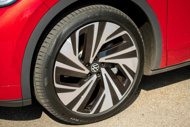 <b>STØY:</b> Store hjul er blitt vanlig på mange elbiler. Det gir også mer dekkstøy – særlig i motorveifart – enn det vi setter pris på. 