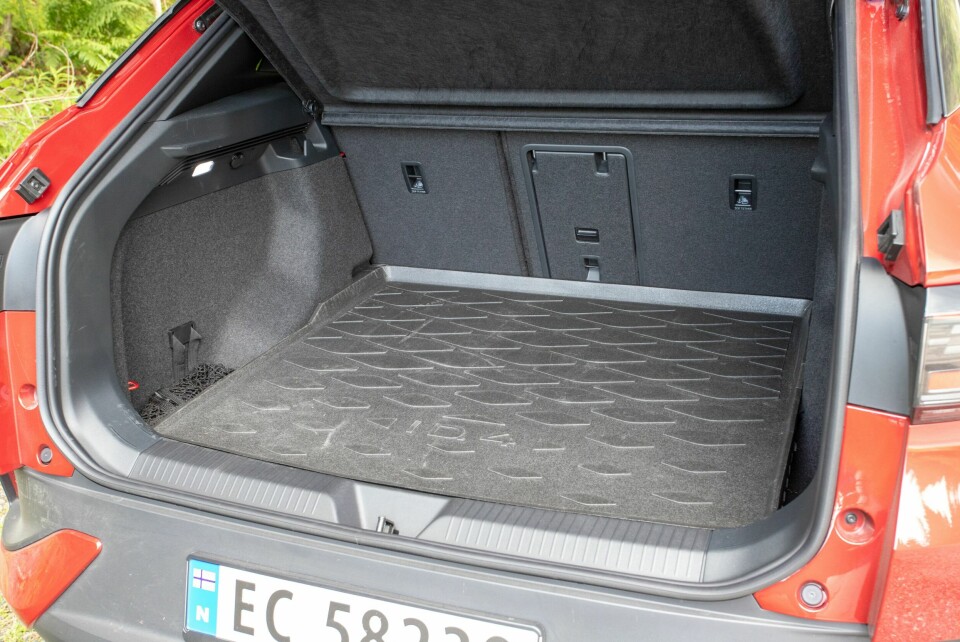 DUGER: Stort, velutformet og lettlastet bagasjerom.