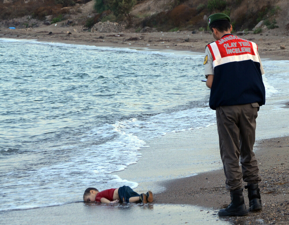 <b>BILDET SOM MOBILISERTE VESTEN:</b> Bildet av treåringen Alan Kurdi, druknet på stranden på øya Bodrum, åpnet armene for flyktninger i Europa i 2015. Senere lærte Russland og Tyrkia at medlidenhet har større sprengkraft enn TNT i Vest-Europa.