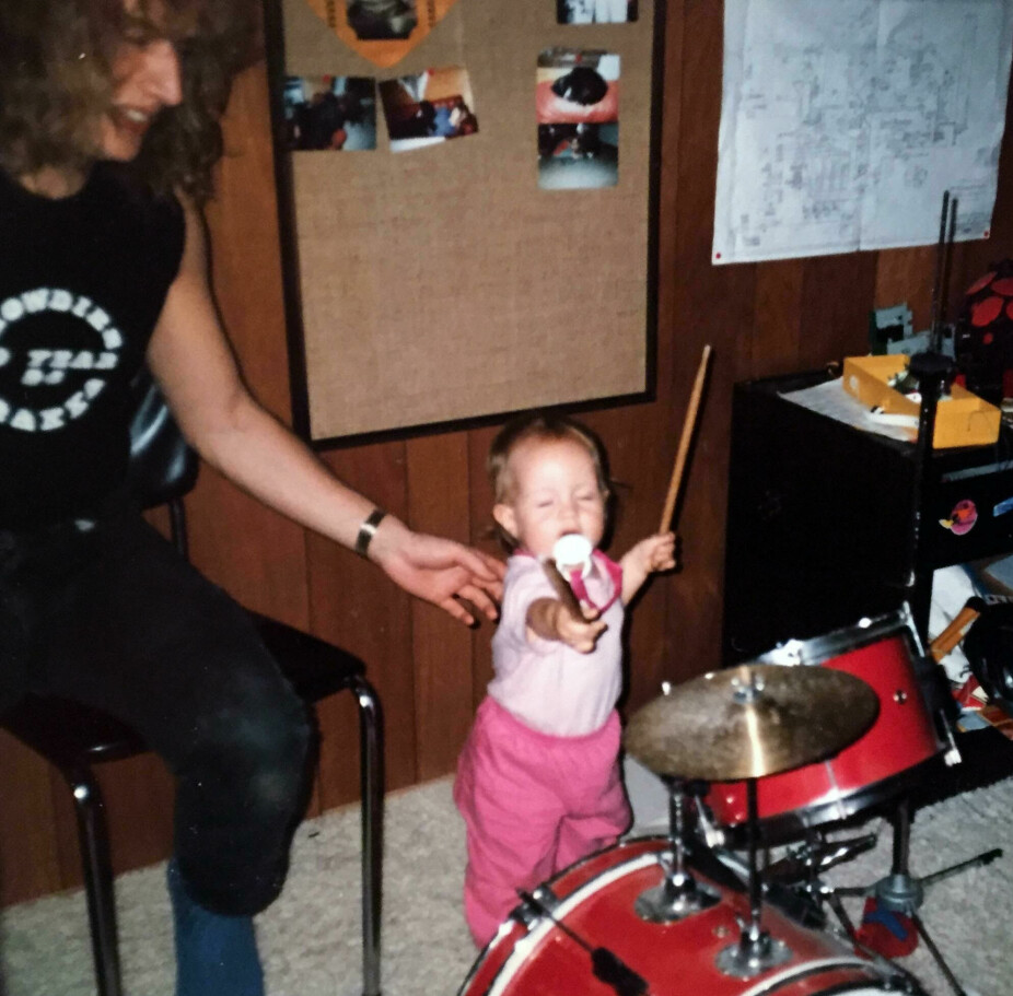 MOREN DIESEL DAHL: Faren til Carina er blant annet kjent fra rockebandet TNT. Han er en dyktig trommer, som også har inspirert Carina til å drive med musikk.