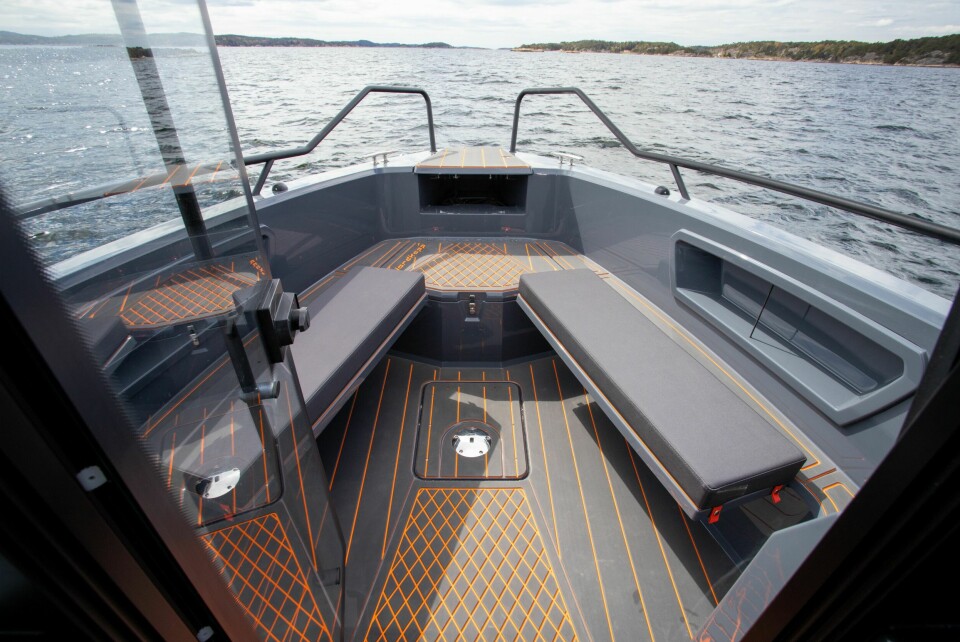 GJENNOMFØRT: Materialbruk og fargevalg gir RS 800C et lunere inntrykk enn andre aluminiumsbåter av denne typen.