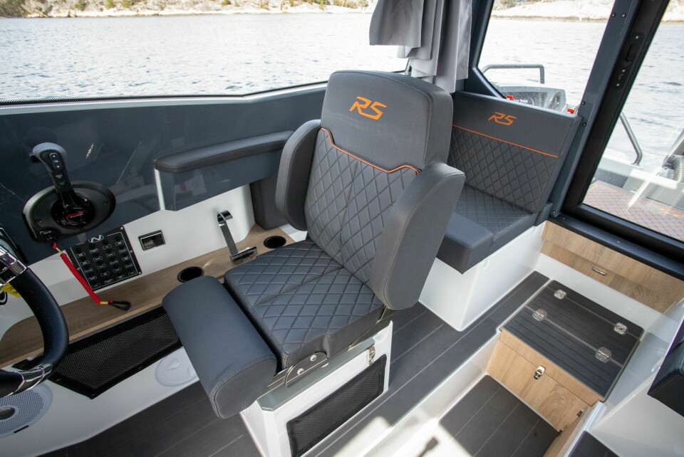 GOD KOMFORT: Et velpolstret førersete og god sittestilling for skipperen.