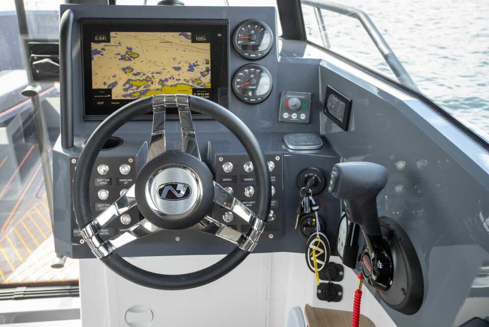 KOMPAKT: Gjennomgang i midten av kabinen gir slankt dashbord, men alt du trenger er på plass.