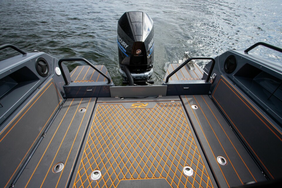 AKTERDEKK: Med sittebenkene slått inn er det bra dørkareal.