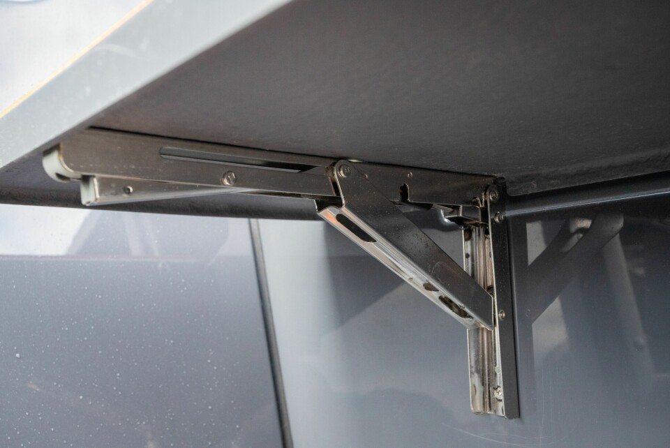 SOLID: Mekanismen som holder sittebenkene på plass er enkel i bruk og virker godt dimensjonert.