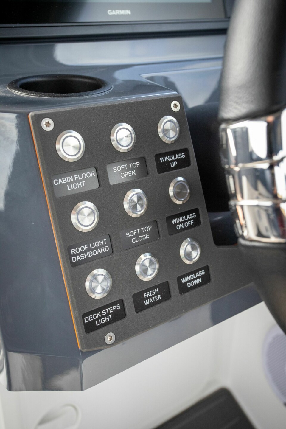 RYDDIG: Knappeseksjonene på hver side av rattet er tydelig merket og i god kvalitet.