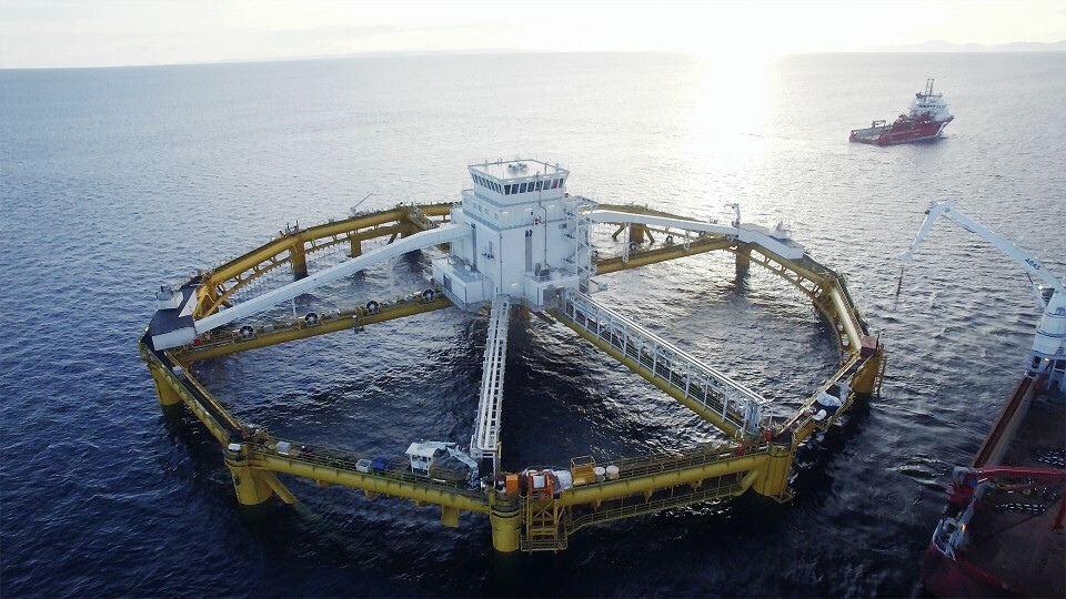 HAVMERD: Ocean Farm 1 er 69 meter høy, har en diameter på 110 meter og et volum på 250 000 m3. Den har plass til rundt 1,5 millioner laks. Ocean Farm 1 ligger på Frohavet, drøyt fire kilometer sør-øst for Sørburøy på Froan i Frøya kommune. Foto: SalMar