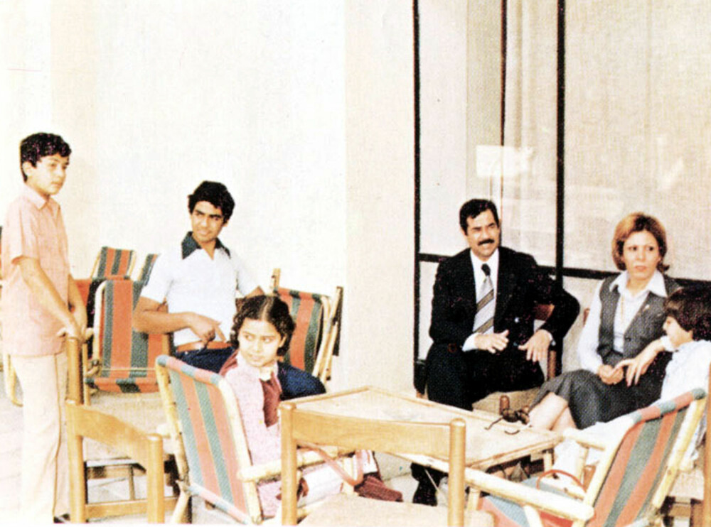 <b>FAMILIEIDYLL:</b> Et udatert bilde av familien Hussein. Fra venstre: sønnene Qusay og Uday, datteren Ragad, Saddams første kona Sajida og datteren Rana.
