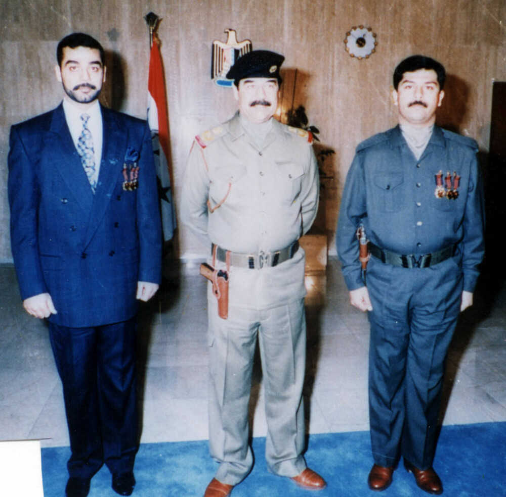 <b>UPOPULÆRE:</b> Saddam poserer sammen med sønnene Uday (t.v.) og Qusay. Sønnene ble drept av amerikanske styrker 22. juli 2003. 