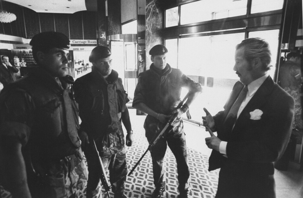 <b>THE TROUBLES:</b> Tungt bevæpnede soldater var et vanlig syn i Belfast i løpet av perioden kjent som «The Troubles». Her snakker daværende hotellsjef Harper Brown med britiske soldater i hotellobbyen. 