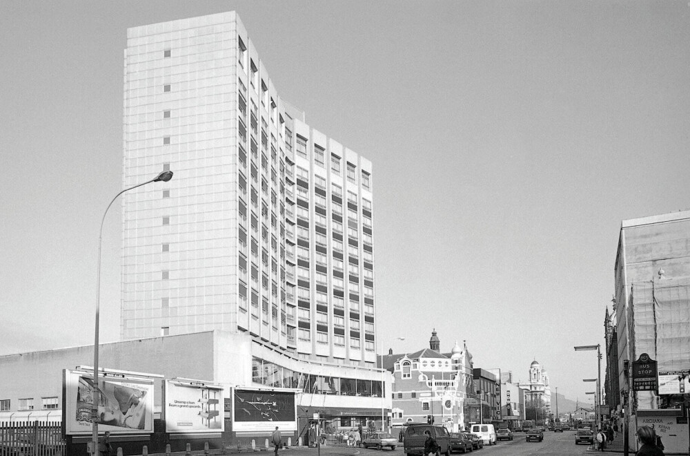 <b>TASELIG BOMBE­MÅL:</b> Europa Hotel ble bygget på den gamle tomta til Great Northern Rail­way Station. Da det sto ferdig i 1971 var det et 51 meter høyt luksus­hotell.