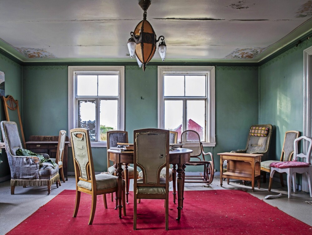<b>FORNEMT:</b> Petrahuset er inn­redet med flotte møbler som har stått nedstøvet og forlatt i snart 25 år. Huset har 20 rom og var hjemmet til en familie med syv barn og flere tjenestefolk.