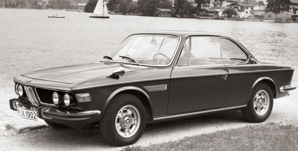 <b>2800 CS:</b> Sammen med sedanutgaven, var modellen fra 1968 den første med BMWs moderne rekkesekser. Den gangen med mange av de samme GT-egenskapene som dagens 545e.
