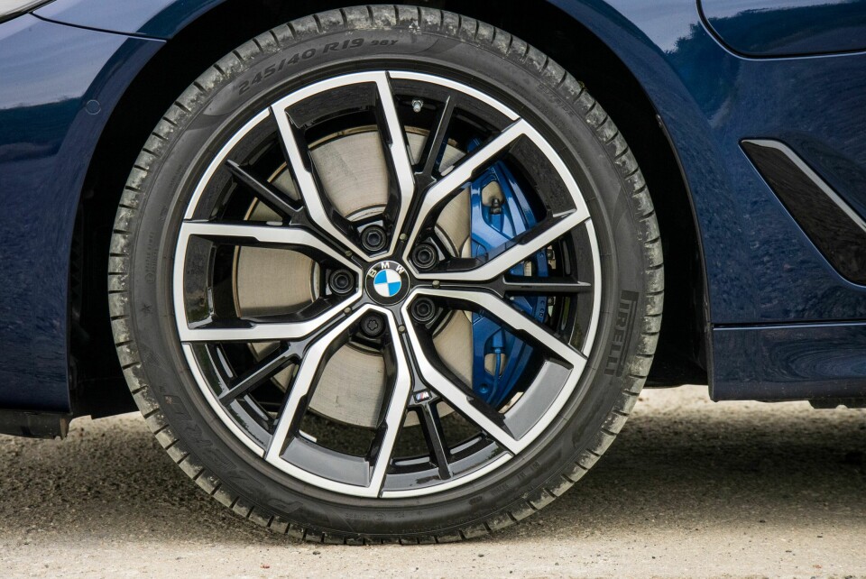 GODT VALG: Vår bil var utstyrt med 19-tommere, det gir tilstrekkelig veigrep, behagelig fjæring og moderat dekkstøy.