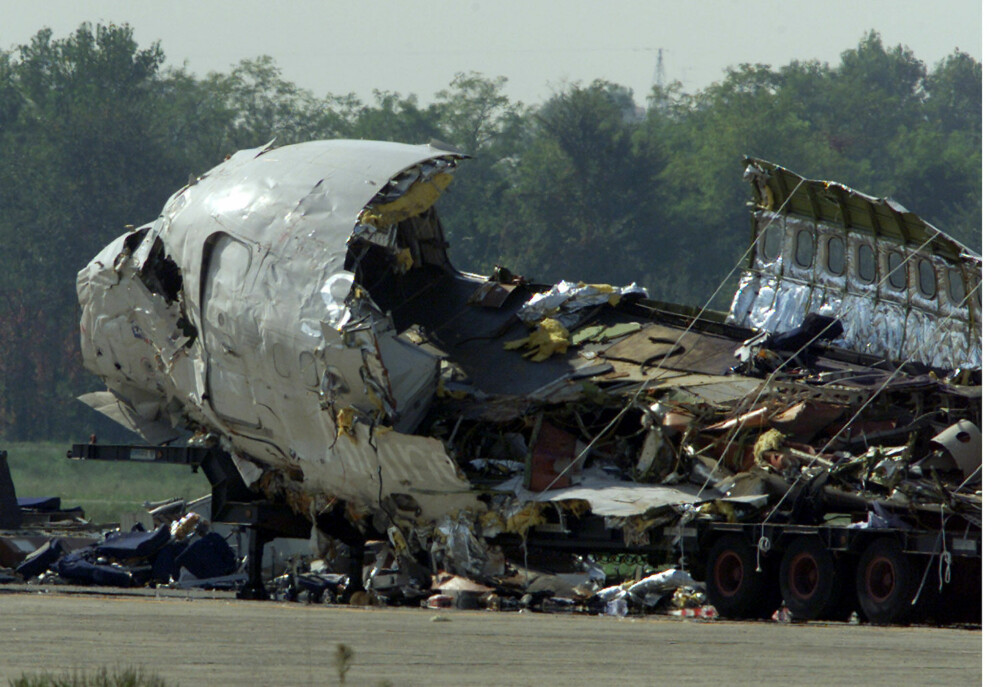 <b>KNUST:</b> De sørgelige restene av forparten på SAS-flyet. Den bakre delen av kabinen ble ødelagt av brann. Kollisjons­kreftene var så kraftige at ingen hadde mulighet til å overleve sammenstøtet med bagasjehangaren.