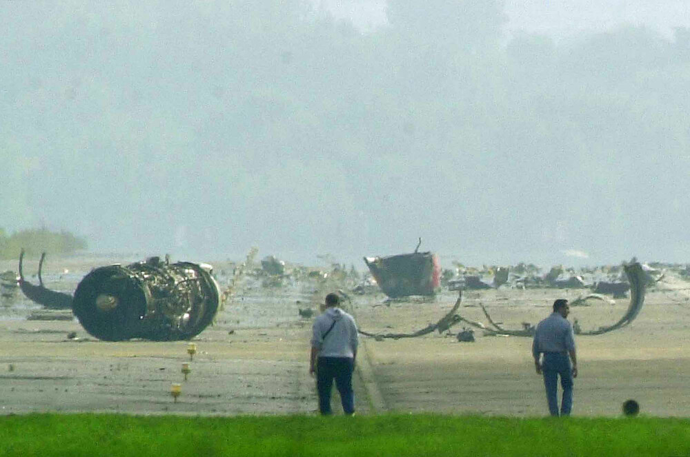 <b>REVET LØS:</b> Den avrevne høyremotoren ble liggende igjen på rullebanen sammen med vrakdeler fra begge flyene før SAS-flyet fortsatte dødsferden over gresset i forgrunnen.