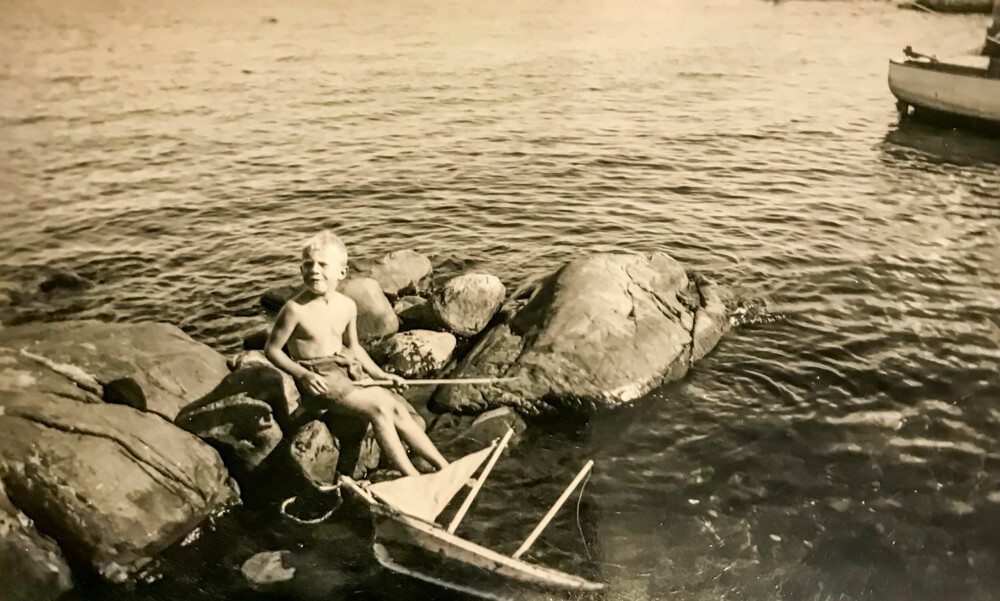 Kai koser seg i fjæra med lekeseilbåten sin i 1951. Det er noen år siden, nå.